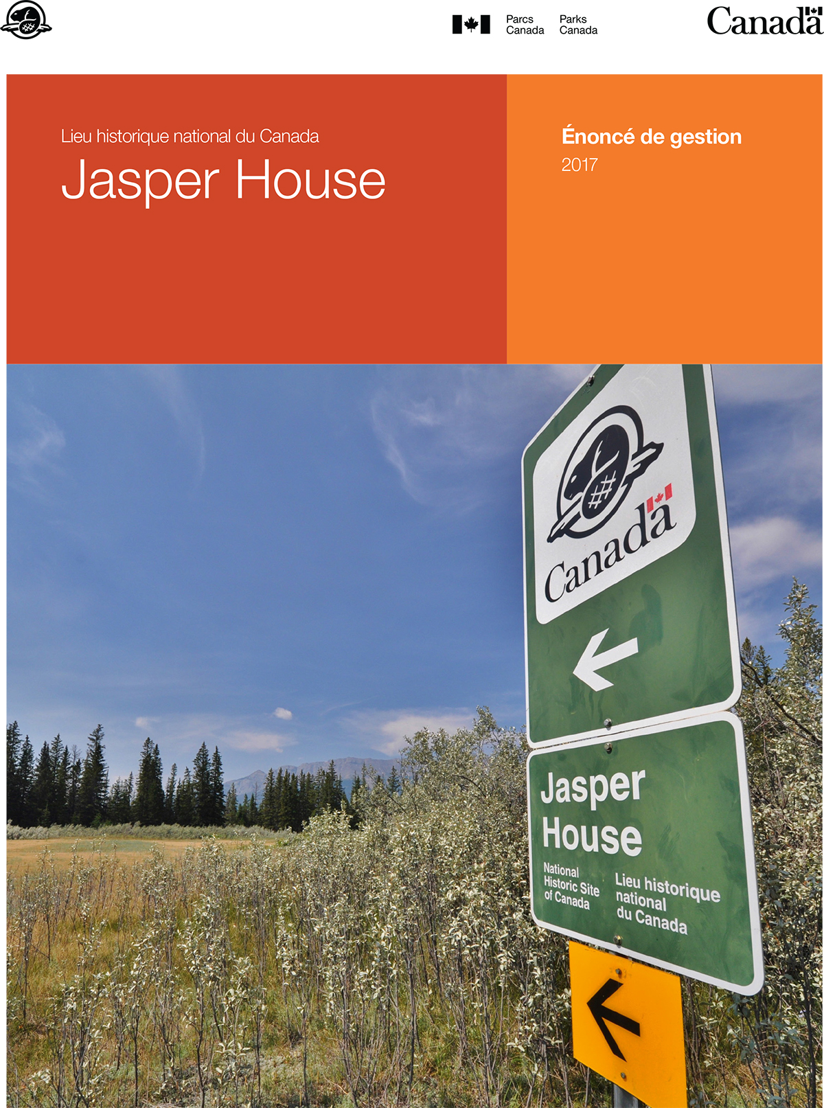 Un signe qui dit Jasper House. Deux rectangles orange. Les mots écrits en blanc sont les mots Site historique national du Canada Jasper House - Énoncé de gestion 2017