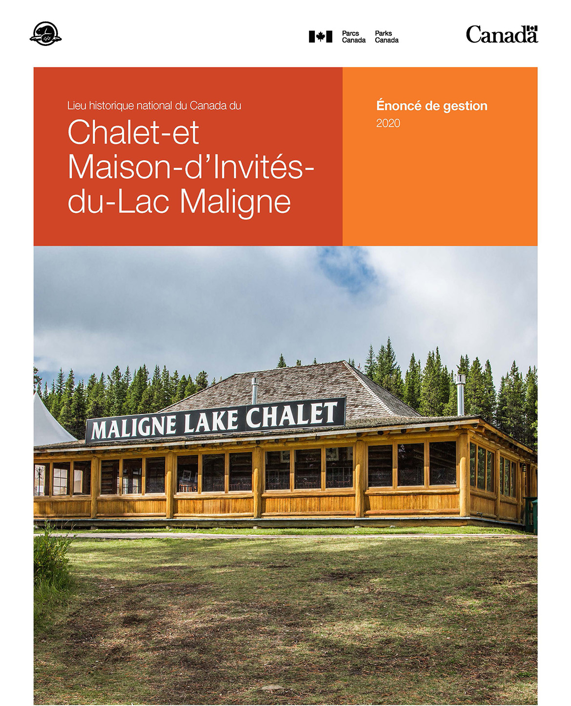 Le chalet du lac maligne. Deux rectangles orange. Les mots écrits en blanc sont les mots lieu historique national du Chalet-et-de-la-Maison-d’Invités-du-Lac-Maligne. Énoncé de gestion 2020