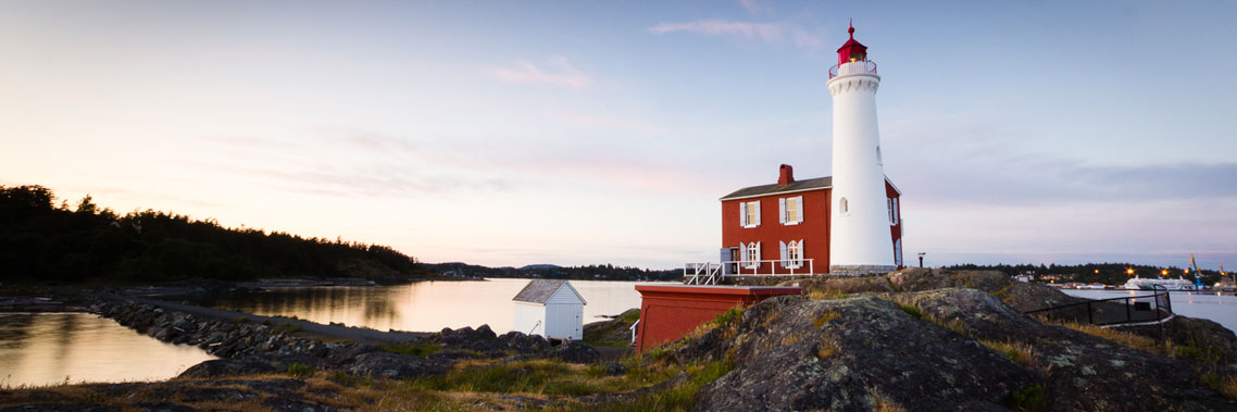 Une photo artistique du phare de Fisgard prise sous un angle sud-ouest 