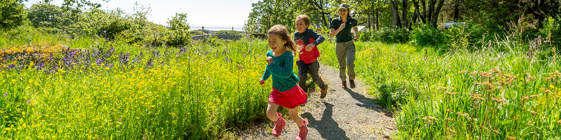 Des enfants courent dans le pré à chênes éducatif de Garry.