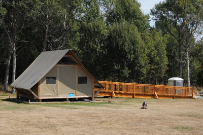 Extérieure de la tente oTENTik 1 montrant la rampe d’accès.