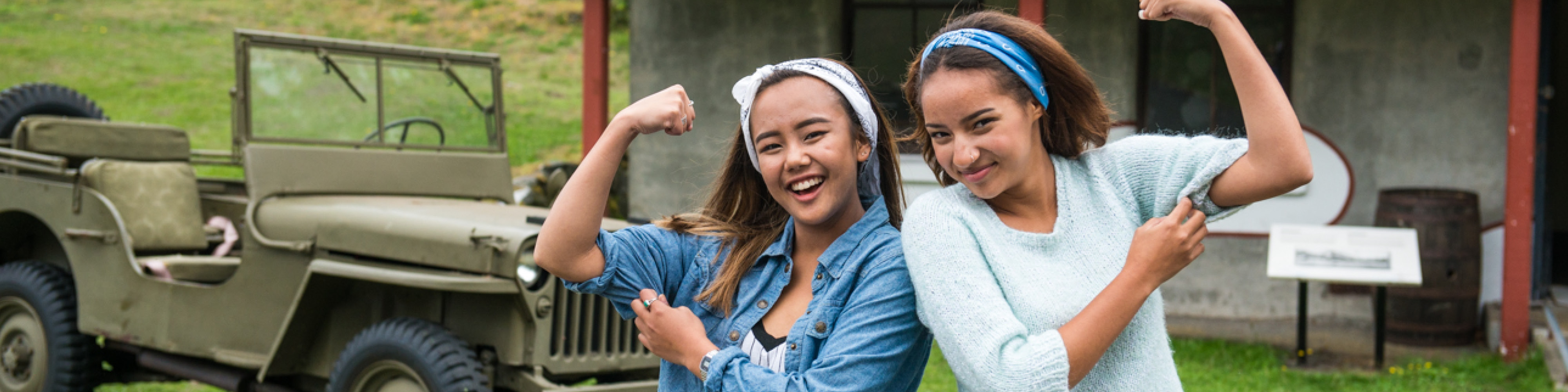 Deux adolescents Red Chairsdevant une Jeep de 1942.