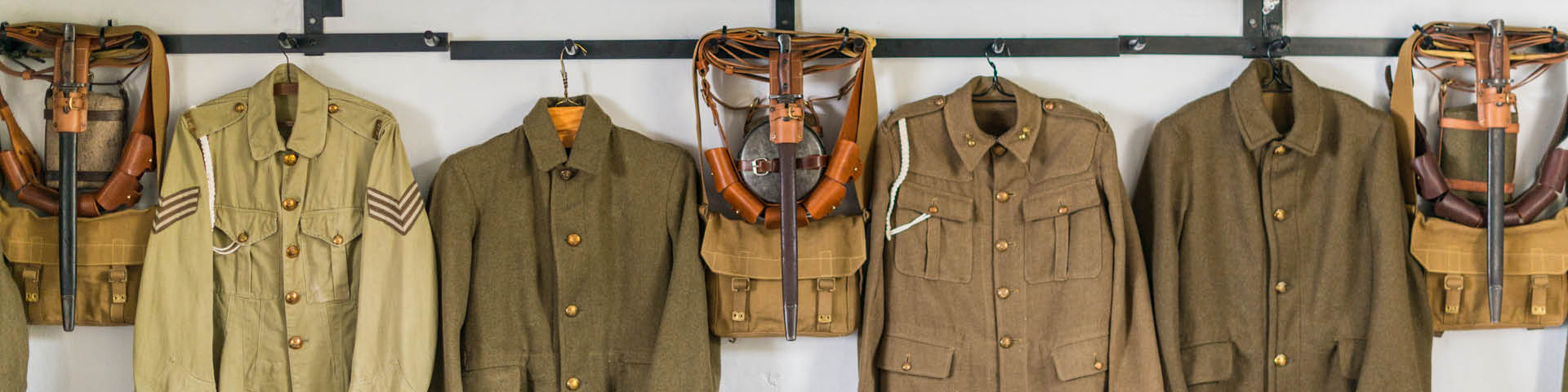 Uniforme militaire de la Première Guerre mondiale pendu sur un mur.