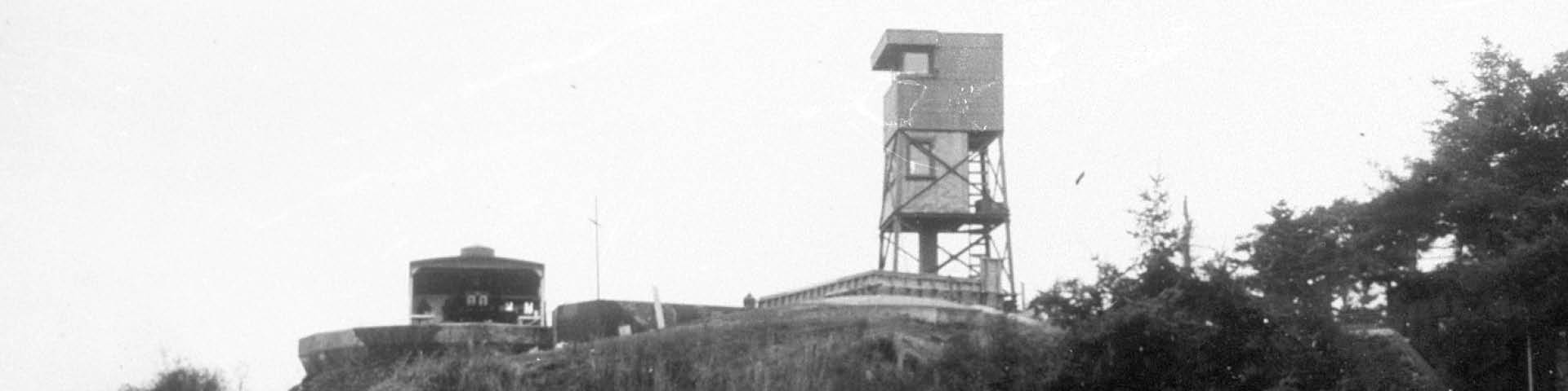 Photo historique en noir et blanc d'une tour d'observation et d’un canon bitubes de 6 livres.