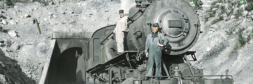Deux hommes sur un moteur de train vers 1940.