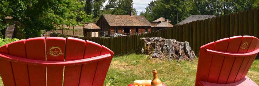 Deux chaises rouges au Lieu historique national du Fort Langley