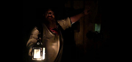 Un guide-interpète tenant une lanterne la nuit