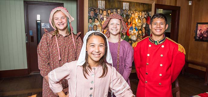 Un montage des photos d'enfants et d'interprètes au lieu historique national du Fort-Langley.