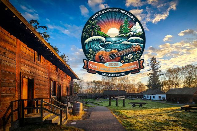Image décorative ronde avec le lieu historique national de Fort-Langley en arrière-plan, présentant un ukulélé, un soleil, des vagues océaniques et un décor tropical, avec le texte : « Ukulele Across the Pacific – Festival international de ukulélé de Fort Langley 2025».