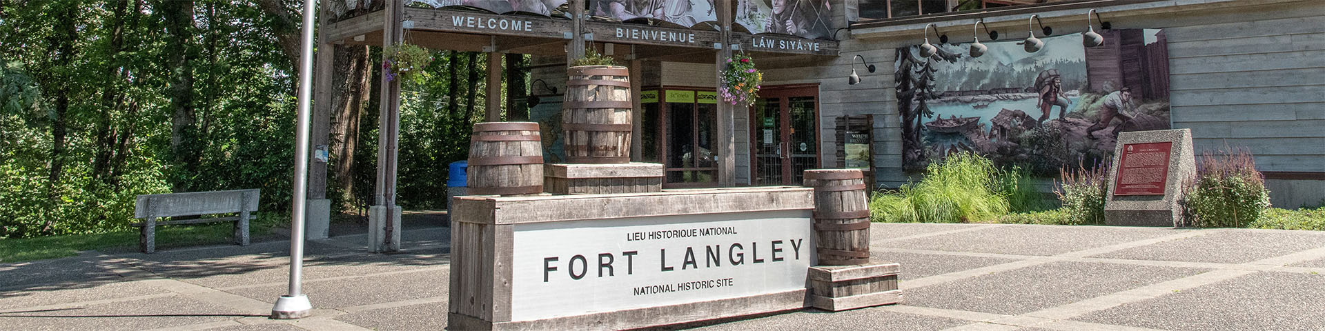 Entrée du lieu historique national du Fort Langley par le centre d'accueil.