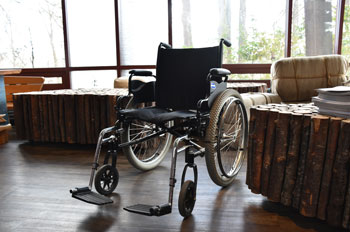Un fauteuil roulant manuel noir au Centre d’accueil.