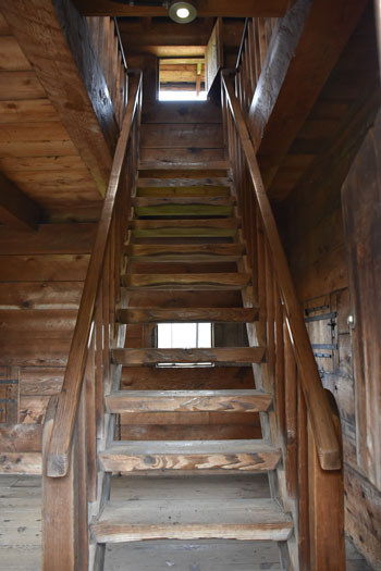 L’escalier palissade est fabriqué en bois foncé et a un aspect rustique.