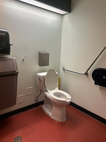 Intérieur de la salle de bain accessible au Centre d’accueil.