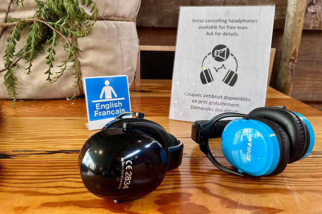 Deux écouteurs posés sur une table.