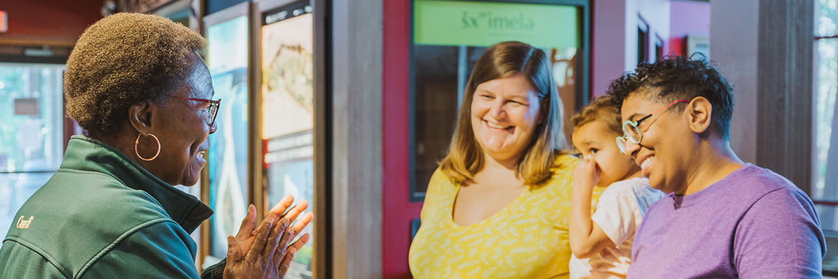 une famille parle avec un employé de parcs canada