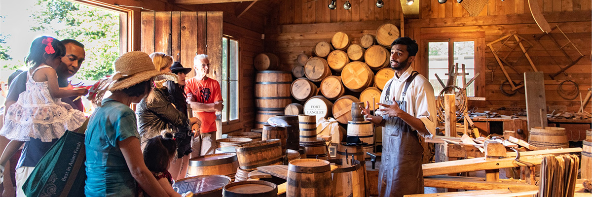 groupe regardant une démonstration