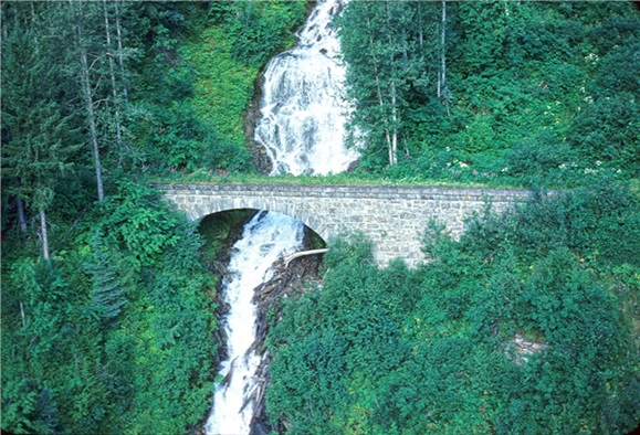 Ponceau voûté en pierre au ruisseau Cascade