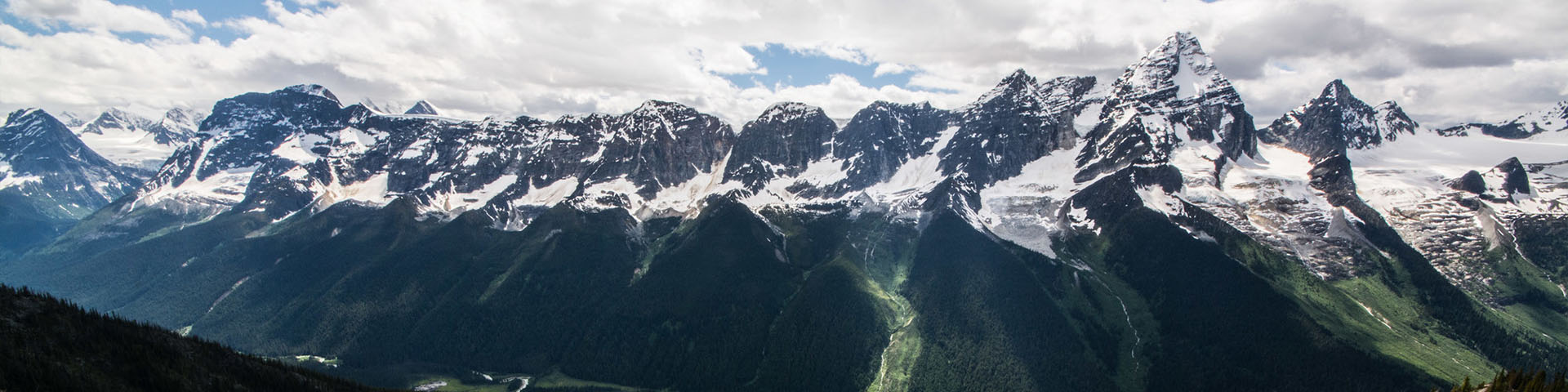 Photo de paysage de montagnes au début de l'été