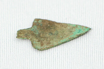 Gros plan d’une pointe de projectile, aussi connue sous le nom de pointe de flèche. 