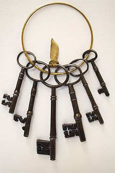 Keyset with six keys arranged on a circular metal band. The largest key is in the centre, and the keys decrease in size from the central key outward.