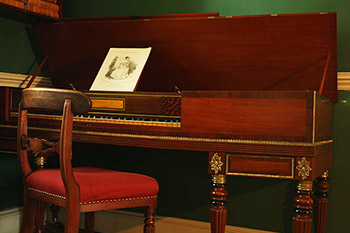 Three-quarter front view of the pianoforte with the lid open, from the right side.
