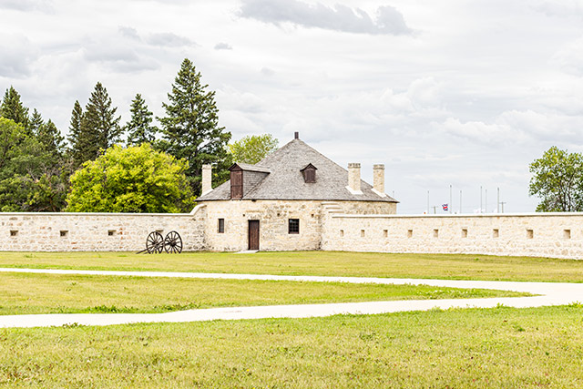 Les murs du Bastion sud-ouest en pierre de Tyndall à Lower Fort Garry.