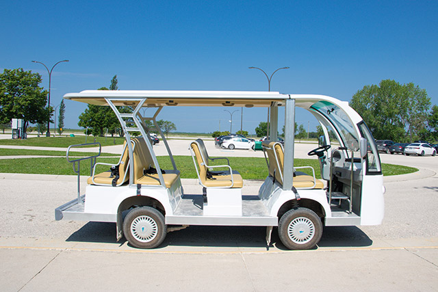 Une navette d’accessibilité stationnée à Lower Fort Garry.