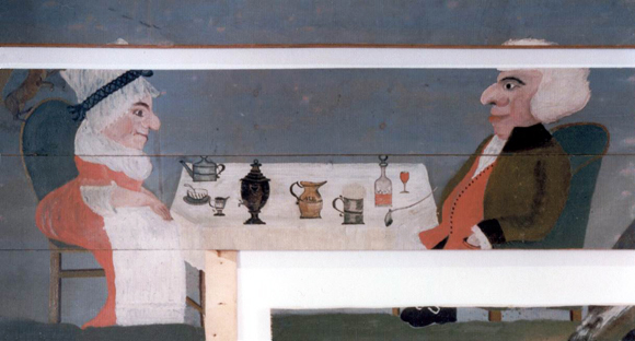 Une peinture réalisée sur des planches de bois. Une femme et un homme en habits traditionnels sont assis à une table sur laquelle est posé un service à thé.