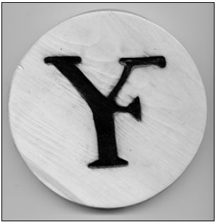 Un jeton circulaire avec en son centre un logo constitué d’un Y et d’un F combiné.