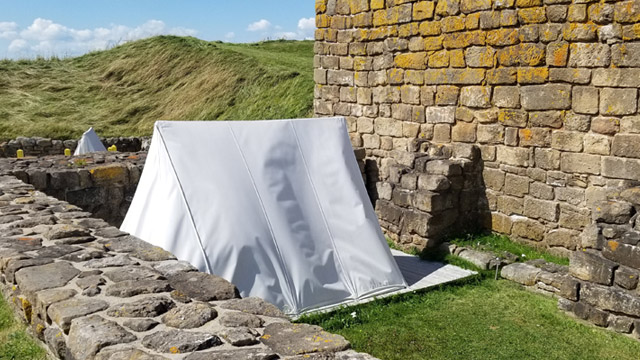Une tente de style 18e siècle dans les ruines d'une ancienne caserne à l'intérieur du fort.
