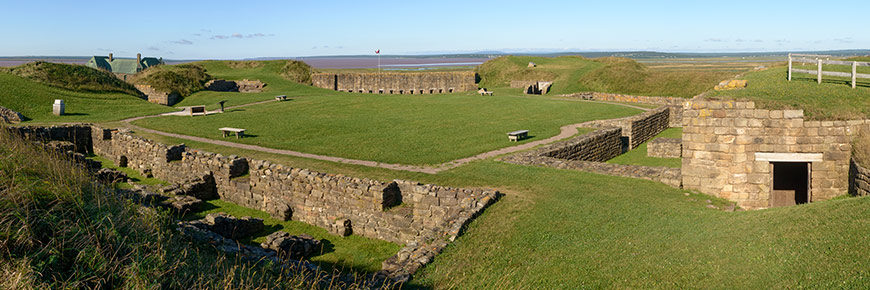 Une vue de l'intérieur du fort ou l'on peut voir les ruines