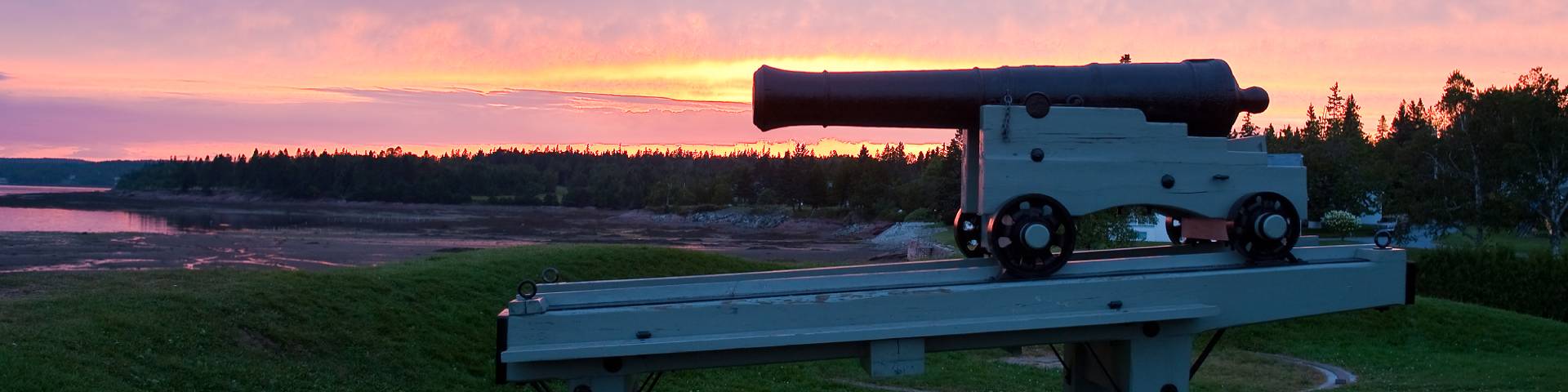 Un canon devant un coucher de soleil