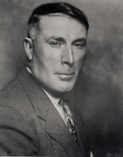 portrait en noir et blanc d'un homme