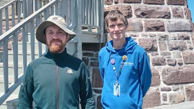 Un employé de Parcs Canada et un employé du Géocentre se tiennent côte à côte.