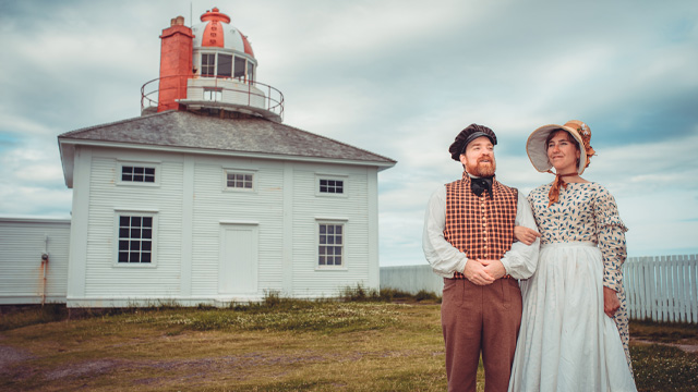 un homme en costume historique racontant des histoires aux visiteurs