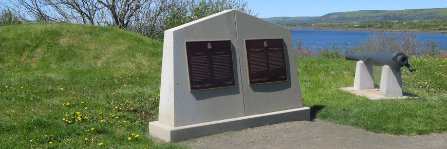 Une plaque apposée sur le lieu historique national du Fort-Anne