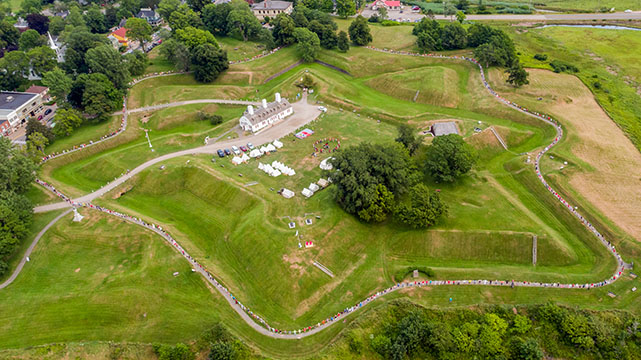 Le sentier périphérique fait le tour du fort.