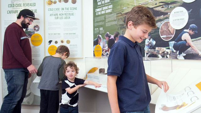 Une famille explorant une exposition.
