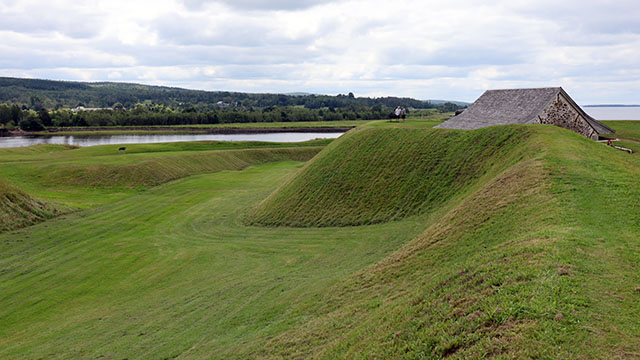 Les terrassements, qui sont des monticules de terre et des vallées couverts de gazon.