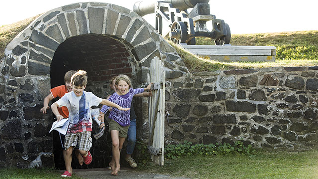 Un groupe d'enfants sortant du trou noir.