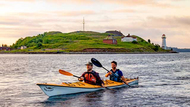 Un couple en kayak près de l’île Georges.