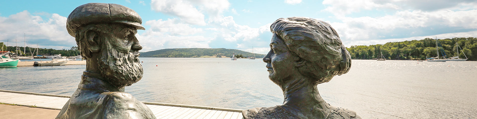 Statues d'Alec et de Mabel Bell avec la baie de Baddeck en arrière-plan