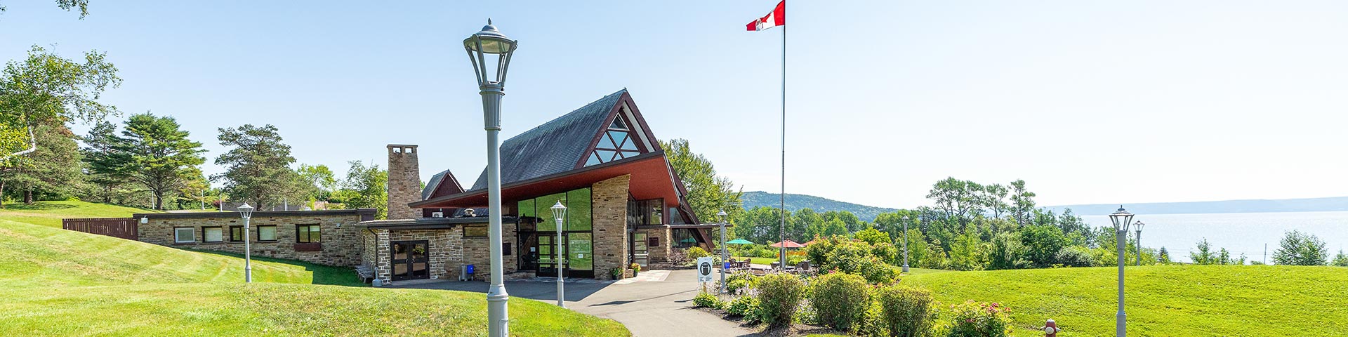 Un bâtiment à cadre pendant une journée ensoleillée au bord d'un lac.