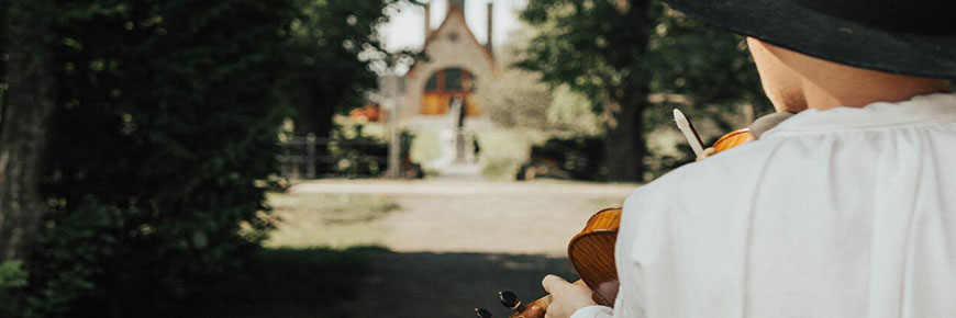 Des enfants en costumes traditionels.