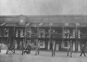 Prisonniers de guerre derrière l’enceinte barbelée de la citadelle vers 1915