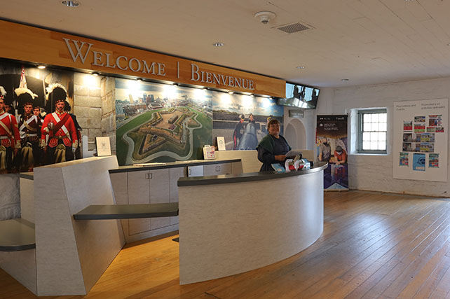 Un grand comptoir de service à l’intérieur du centre d’information pour les visiteurs