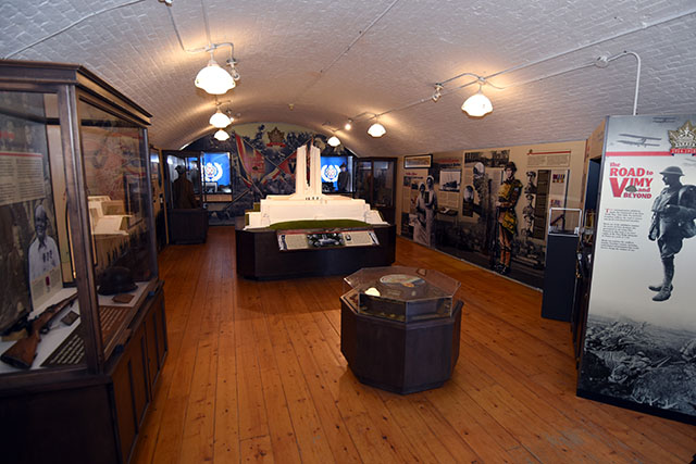 Les expositions du musée comprennent des maquettes, des artefacts dans des vitrines et des affiches.