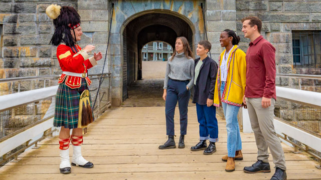 Les visiteurs en visite guidée.