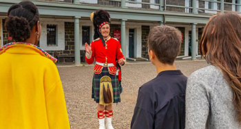 Un Highlander accueille des visiteurs.