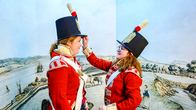Un adulte et un enfant vêtus d’uniformes de soldat.